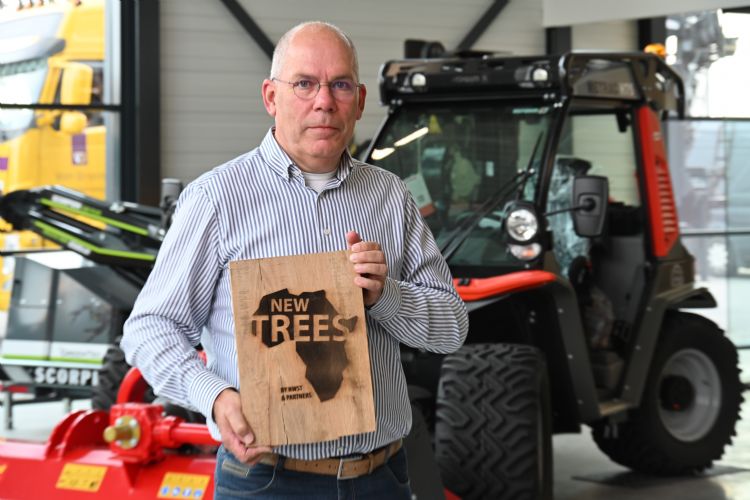 Dick van Breda ontving de NeWTreeS plaquette uit handen van hoofdredacteur Hein van Iersel