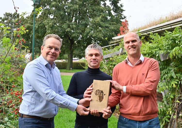 VLNR Aart Veerman, Paul Verwegen en Olivier Copijn tonen de plaquette